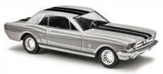 47573 47573 Ford Mustang Coupé argent avec rayures noires.
