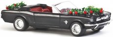 47509 47509 Mustang Cabrio ceremoniewagen zwart met bloemen.